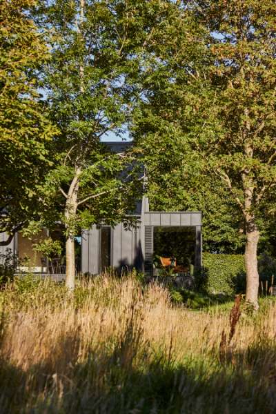 ”Royal” dør – fundet på Christiania, monteret på facade af stål, Volstrupvej 63, 9240 Nibe